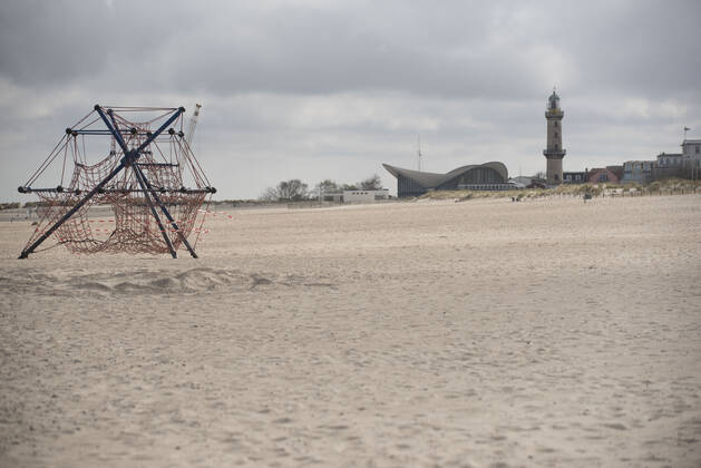 Der leere Ostseestrand am Sonntag in Rostock-Warnemünde, Mecklenburg-Vorpommern. Rostock Waenemünde
