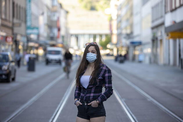 Wuerzburg, City, 26.04.2020, Coronavirus: Maskenpflicht in Bayern ab 27.4.2020 Bild: Beim Einkaufen und im öffentlichen Nahverkehr muessen die Menschen in Bayern ab dem 27.4.2020 eine Mund-Nasen-Bedeckung tragen, ab 27.4.2020 ist es Pflicht. Auch bei Kindern ab 7 Jahren besteht Maskenpflicht Copyright: HMBxMedia xHeikoxBecker