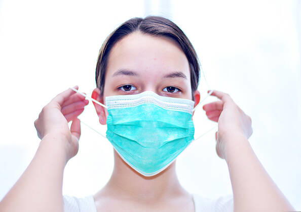 Leegebruch Coronavirus Pandemie-Maskenpflicht Maedchen mit Mundschutzmaske, Portrait, Corona-Krise, Deutschland Copyright: xEibnerxPressefotox xDanielxLakomskix EP_dli