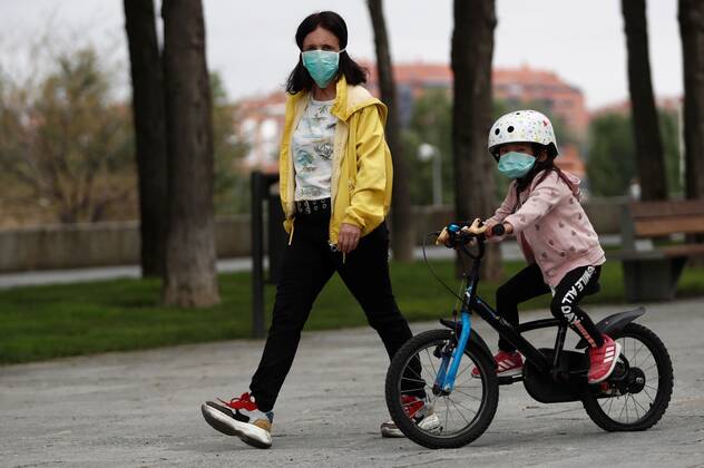 A girl rides a bicycle in Madrid, Spain, 26 April 2020, on the first day minors are allowed an hour a day walk since lockdown was ordered in Spain 44 days ago in an attempt to flatten the coronavirus curve. Minors allowed an hour a day walk during lockdown !ACHTUNG: NUR REDAKTIONELLE NUTZUNG!  Copyright: xMariscalx GRAF6046 20200426-637234994961255829