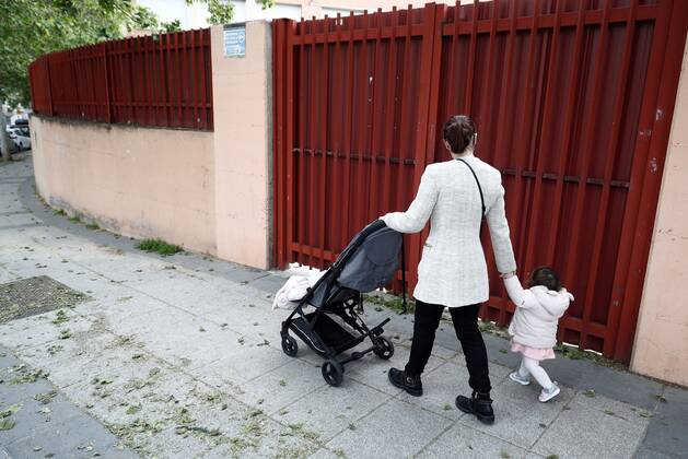 A woman and her daughter walk along a street in Madrid, Spain, 26 April 2020, on the first day minors are allowed an hour a day walk since lockdown was ordered in Spain 44 days ago in an attempt to flatten the coronavirus curve. Minors allowed an hour a day walk during lockdown !ACHTUNG: NUR REDAKTIONELLE NUTZUNG!  Copyright: xMariscalx GRAF6020 20200426-637234998830606827
