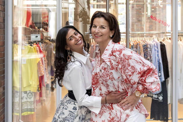 Bilder des Jahres 2020, Entertainment 04 April Entertainment Themen der Woche KW17 Evanthia Benetatou und Claudia Obert beim Fototermin vor der Boutique Luxus Clever . Hamburg, 25.04.2020