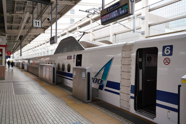 April 26, 2020, Kyoto, Japan - The bullet train platform at Kyoto Station is seen empty where it is usually busy with local travelers and tourists from overseas as Japan remains in a state of emergency over the current coronavirus pandemic.  (xjrb_kyotojapanstateofemergency_003)
