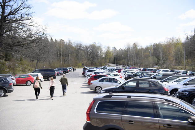 The car park at the popular recreational area Hellasgarden in the outskirts of Stockholm is full of cars on a Sunday during the coronavirus pandemic April 26, 2020 STOCKHOLM SWEDEN x10060x,  Copyright: xHenrikxMontgomery TTx DAILY LIFE CORONA SWEDEN