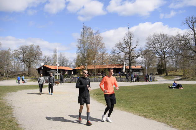 People are out walking, running and just relaxing at the popular recreational area Hellasgarden in the outskirts of Stockholm on a Sunday during the coronavirus pandemic April 26, 2020 STOCKHOLM SWEDEN x10060x,  Copyright: xHenrikxMontgomery TTx DAILY LIFE CORONA SWEDEN