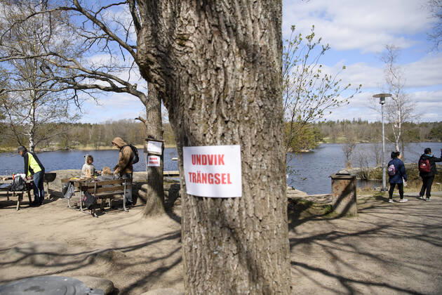 A sign on a tree saying Avoid congestion at the popular recreational area Hellasgarden in the outskirts of Stockholm, Sweden April 26, 2020 during the on going coronavirus pandemic STOCKHOLM SWEDEN x10060x,  Copyright: xHenrikxMontgomery TTx DAILY LIFE CORONA SWEDEN