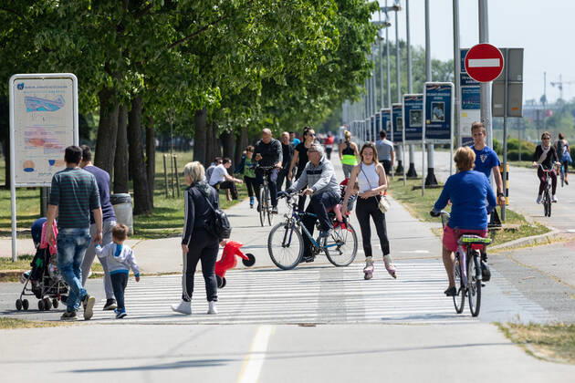 Sunny day at Jarun Lake 26.04.2020., Croatia, Zagreb - In spite of everything, a beautiful sunny day attracted many walkers and recreationalists to Jarun. DavorxPuklavec PIXSELL