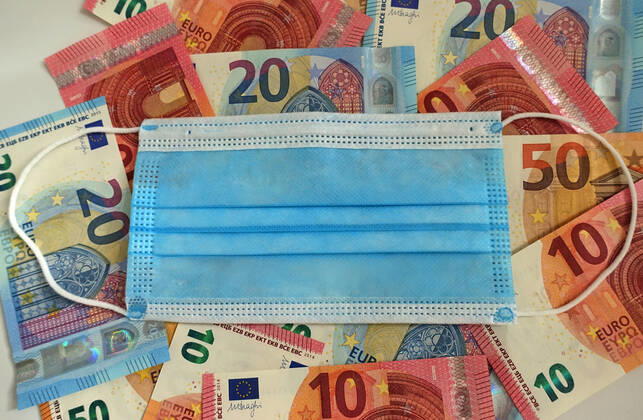 26.04.2020, Berlin, GER - Mund-Nasen-Schutz liegt auf Euroscheinen. (10-Euro-Scheine, 10-Euroscheine, 20-Euro-Scheine, 20-Euroscheine, 50-Euro-Scheine, 50-Euroscheine, Atemmaske, Aufsicht, Banknoten, Bargeld, Berlin, Coronaepidemie, Coronainfektion, Coronakrise, Coronapandemie, Coronavirus, Coronavirus SARS-CoV-2, Covid 19, Covid-19, deutsch, Deutschland, Draufsicht, Euro, Eurobanknoten, Eurogeldscheine, Europa, europaeisch, Euros, Euroscheine, Finanzen, Geld, Geldscheine, Geldwirtschaft, Gesellschaft, innen, Innenaufnahme, kostenintensiv, Maske, Maskengebot, Maskenpflicht, Mund-Nasen-Schutz, Mundschutz, Mundschutzgebot, Mundschutzpflicht, niemand, OP-Maske, Papiergeld, QF, Querformat, Scheine, Schutz, Schutzmaske, teuer, Vogelperspektive, Waehrung, Westeuropa, Wirtschaft, Zahlungsmittel) 200426D814BERLIN.JPG