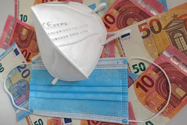 26.04.2020, Berlin, GER - Atemmaske und Mund-Nasen-Schutz liegen auf Euroscheinen. (10-Euro-Scheine, 10-Euroscheine, 20-Euro-Scheine, 20-Euroscheine, 50-Euro-Scheine, 50-Euroscheine, Atemmaske, Atemschutzmaske, Aufsicht, Banknoten, Bargeld, Berlin, Coronaepidemie, Coronainfektion, Coronakrise, Coronapandemie, Coronavirus, Coronavirus SARS-CoV-2, Covid 19, Covid-19, deutsch, Deutschland, Draufsicht, Euro, Eurobanknoten, Eurogeldscheine, Europa, europaeisch, Euros, Euroscheine, FFP2, FFP2-Maske, Finanzen, Geld, Geldscheine, Geldwirtschaft, Gesellschaft, innen, Innenaufnahme, kostenintensiv, Maske, Maskengebot, Maskenpflicht, Mund-Nasen-Schutz, Mundschutz, Mundschutzgebot, Mundschutzpflicht, niemand, OP-Maske, Papiergeld, QF, Querformat, Scheine, Schutz, Schutzmaske, teuer, Vogelperspektive, Waehrung, Westeuropa, Wirtschaft, Zahlungsmittel)