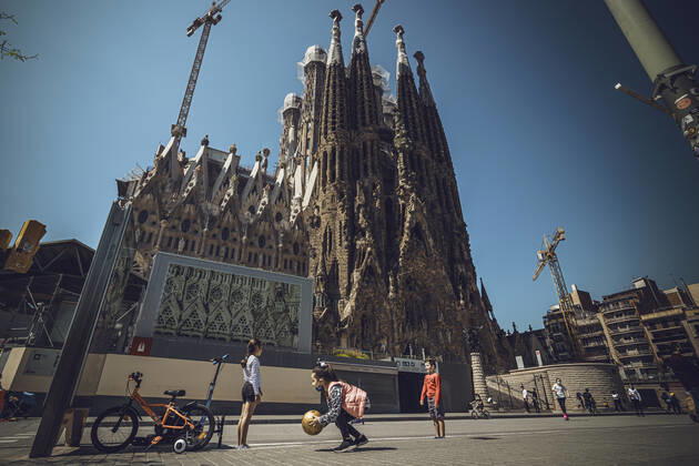 April 26, 2020: A girl wearing a protective face mask plays with a ball in front of Barcelona s Sagrada Familia Basilica as Spain eases the curfew rules for under 14 years old granting them an one hour accompanied walk through the near neighborhood after six weeks of a nationwide lockdown due to the continuous spread of the corona virus. Spain registered nearly 400 new fatalities totaling a death toll close to 23000 so far. - ZUMAo105 20200426_zap_o105_010 Copyright: xMatthiasxOesterlex
