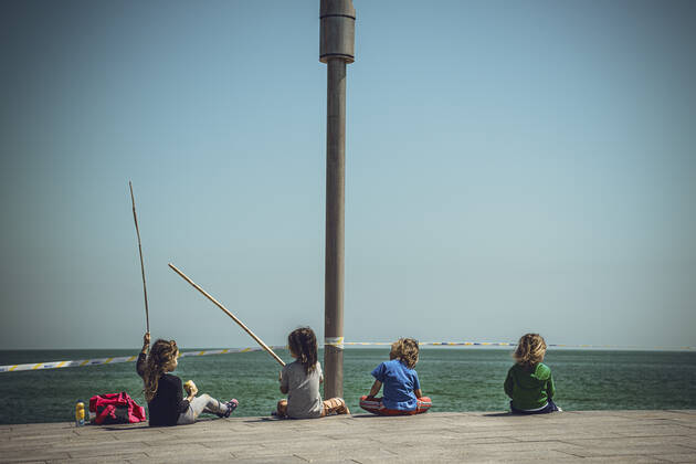 News Bilder des Tages April 26, 2020: Four young children sit in front of police of police tape cordoned-off Barceloneta beach as Spain eases the curfew rules for under 14 years old granting them an one hour accompanied walk through the near neighborhood after six weeks of a nationwide lockdown due to the continuous spread of the corona virus. Spain registered nearly 400 new fatalities totaling a death toll close to 23000 so far. - ZUMAo105 20200426_zap_o105_018 Copyright: xMatthiasxOesterlex
