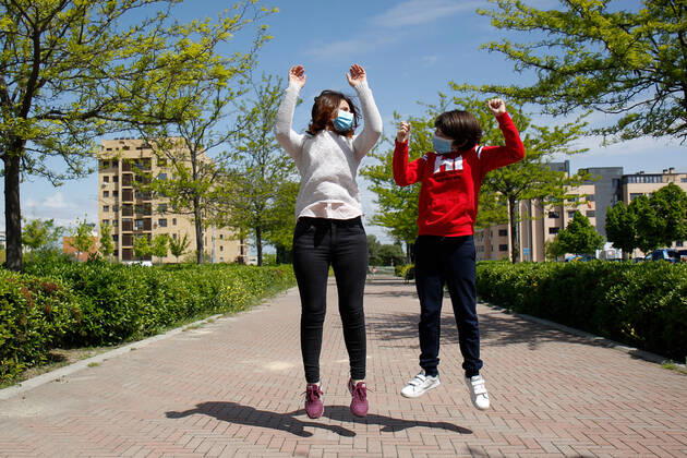 April 26, 2020, Valdemoro, MADRID, SPAIN: A woman and her son jump on the first day of relaxation of the confinement measures marked by the Government of Spain during the State of Alarm caused by the Covid-19 Pandemic on April 26, 2020 in Valdemoro, Madrid, Spain Valdemoro SPAIN - ZUMAa181 20200426_zaa_a181_021 Copyright: xOscarxJ.xBarrosox