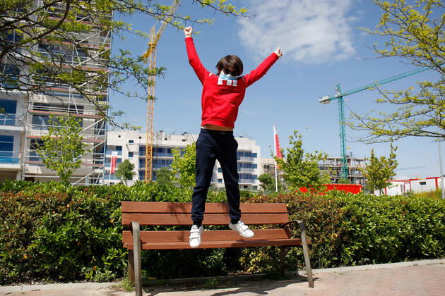 News Bilder des Tages April 26, 2020, Valdemoro, MADRID, SPAIN: A child jumps on the first day of relaxation of the confinement measures marked by the Government of Spain during the State of Alarm caused by the Covid-19 Pandemic on April 26, 2020 in Valdemoro, Madrid, Spain Valdemoro SPAIN - ZUMAa181 20200426_zaa_a181_023 Copyright: xOscarxJ.xBarrosox