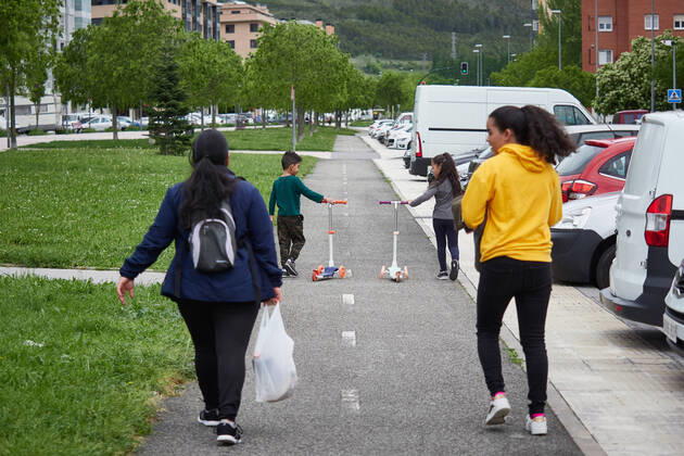 April 26, 2020, Pamplona, NAVARRA, SPAIN: A woman and her son leave the home on the first day of relaxation of the confinement measures marked by the Government of Spain during the State of Alarm caused by the Covid-19 Pandemic on April 26, 2020 in Valdemoro, Madrid, Spain Pamplona SPAIN - ZUMAa181 20200426_zaa_a181_047 Copyright: xEduardoxSanzx