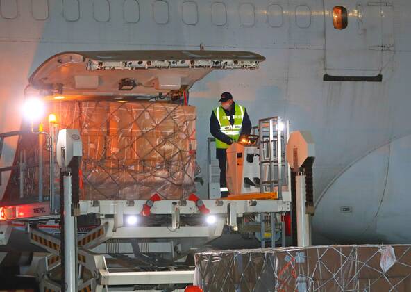 (200426) -- MINSK, April 26, 2020 (Xinhua) -- A worker unloads medical supplies from China at an airport in Minsk, capital of Belarus, April 26, 2020. A cargo plane carrying medical supplies from China arrived in Belarus on Sunday, which will help the country fight COVID-19, the health ministry said. (Photo by Henadz Zhinkov Xinhua) BELARUS-MINSK-CHINA-MEDICAL SUPPLIES-ARRIVAL 