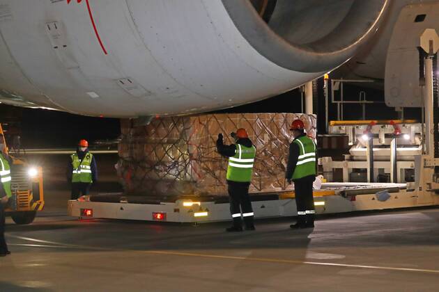 (200426) -- MINSK, April 26, 2020 (Xinhua) -- Workers unload medical supplies from China at an airport in Minsk, capital of Belarus, April 26, 2020. A cargo plane carrying medical supplies from China arrived in Belarus on Sunday, which will help the country fight COVID-19, the health ministry said. (Photo by Henadz Zhinkov Xinhua) BELARUS-MINSK-CHINA-MEDICAL SUPPLIES-ARRIVAL 