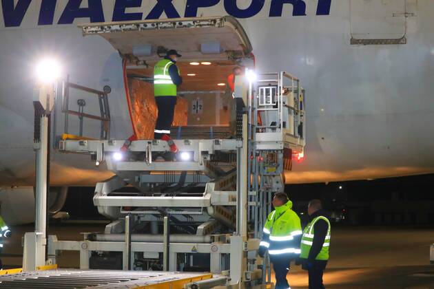 (200426) -- MINSK, April 26, 2020 (Xinhua) -- Workers unload medical supplies from China at an airport in Minsk, capital of Belarus, April 26, 2020. A cargo plane carrying medical supplies from China arrived in Belarus on Sunday, which will help the country fight COVID-19, the health ministry said. (Photo by Henadz Zhinkov Xinhua) BELARUS-MINSK-CHINA-MEDICAL SUPPLIES-ARRIVAL 