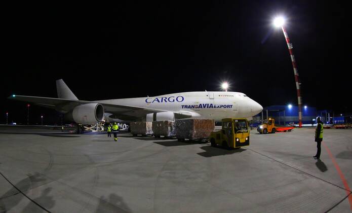 (200426) -- MINSK, April 26, 2020 (Xinhua) -- Workers unload medical supplies from China at an airport in Minsk, capital of Belarus, April 26, 2020. A cargo plane carrying medical supplies from China arrived in Belarus on Sunday, which will help the country fight COVID-19, the health ministry said. (Photo by Henadz Zhinkov Xinhua) BELARUS-MINSK-CHINA-MEDICAL SUPPLIES-ARRIVAL 