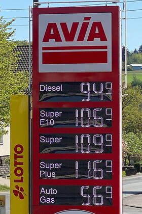 Tiefpreis Diesel, 26.04.2020 Gesehen heute an AVIA-Tankstelle in Malberg (Westerwaldkreis). Tiefpreis Diesel, 26.04.2020 Gesehen heute an AVIA-Tankstelle in Malberg (Westerwaldkreis). Malberg Ortsmitte Deutschland
