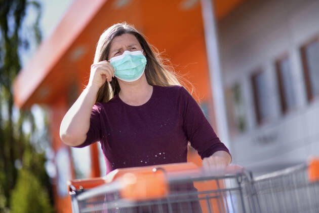 26.04.2020, Symbolbild, Corona-Krise, Frau beim Einkaufen mit Gesichtsmaske. In Deutschland gilt ab Montag 27.04.2020 eine Maskenpflicht beim Einkaufen und in ÖPNV. Modelreleased! 26.04.2020, Corona-Krise, Maskenpflicht ab 27.04.2020 26.04.2020, Corona-Krise, Maskenpflicht ab 27.04.2020