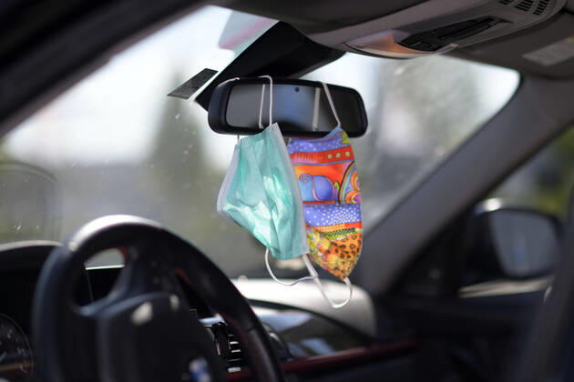 26.04.2020, Symbolbild, Corona-Krise, Gesichtsmasken hängen in einem Auto am Spiegel bereit. In Deutschland gilt ab Montag 27.04.2020 eine Maskenpflicht beim Einkaufen und in ÖPNV. 26.04.2020, Corona-Krise, Maskenpflicht ab 27.04.2020 26.04.2020, Corona-Krise, Maskenpflicht ab 27.04.2020