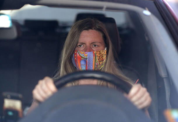 26.04.2020, Symbolbild, Corona-Krise, Eine Autofahrerin mit Gesichtsmaske am Steuer. In Deutschland gilt ab Montag 27.04.2020 eine Maskenpflicht beim Einkaufen und in ÖPNV. Modelreleased! 26.04.2020, Corona-Krise, Maskenpflicht ab 27.04.2020 26.04.2020, Corona-Krise, Maskenpflicht ab 27.04.2020