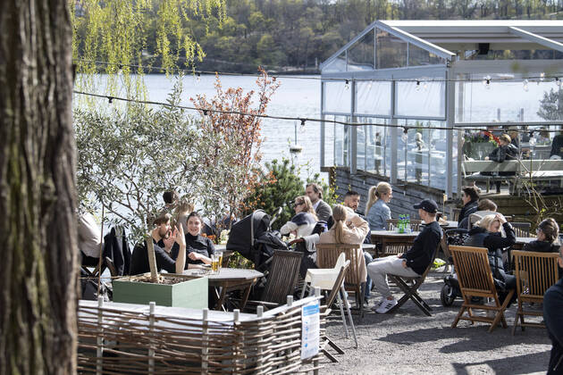 People enjoy the spring weather at an outdoor restaurant in Stockholm, Sweden April 26, 2020 STOCKHOLM SWEDEN x10070x,  Copyright: xJessicaxGow TTx DAILY LIFE SWEDEN CORONA