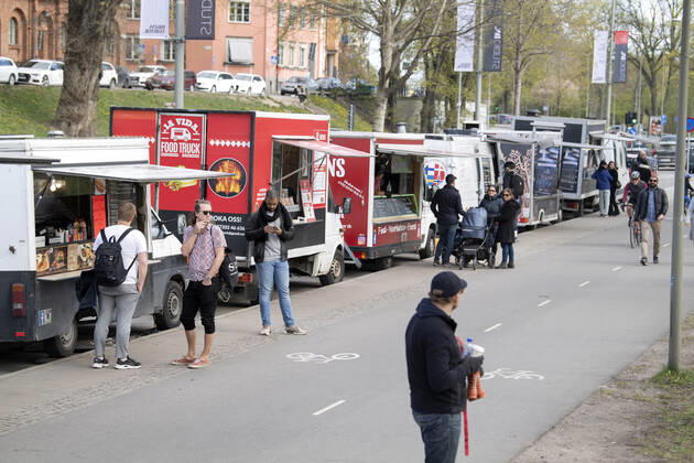 People buy food from food trucks in Stockholm, Sweden April 26, 2020 STOCKHOLM SWEDEN x10070x,  Copyright: xJessicaxGow TTx DAILY LIFE SWEDEN CORONA