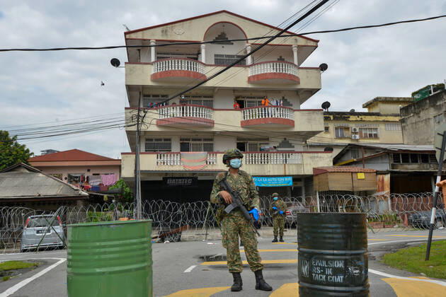 (200426) -- KUALA LUMPUR, April 26, 2020 (Xinhua) -- A soldier stands guard next to a community under the enhanced movement control order in Selayang Baru, Selangor, Malaysia, on April 26, 2020. The number of new COVID-19 cases in Malaysia was kept at a double-digit for a 10th day in a row on Sunday after 38 new cases were reported, bringing the total cases to 5,780, the Health Ministry said. (Photo by Chong Voon Chung Xinhua) MALAYSIA-SELANGOR-COVID-19 