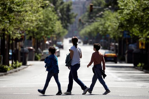 A family walks down Diagonal street amid the ongoing coronavirus COVID-19 pandemic in Barcelona, Spain, 26 April 2020, on the first day that minors have been allowed for an hour a day outside of their homes following a nationwide lockdown ordered 44 days ago in Spain in an attempt to fight the spread of the pandemic COVID-19 disease caused by the SARS-CoV-2 coronavirus. Coronavirus situation in Spain !ACHTUNG: NUR REDAKTIONELLE NUTZUNG!  Copyright: xAlbertoxEstevezx GRAFCAT5554 20200426-637235181575396697