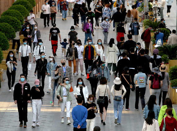 News Themen der Woche KW17 News Bilder des Tages Chinese no longer practice safe social distancing but continue to wear protective face masks while visiting a popular entertainment area even though the government has declared the threat of the Covid-19 outbreak basically finished in Beijing on Sunday, April 26, 2020. As the rest of the world, especially the United States, is wrestling with the deadly novel coronavirus pandemic, daily life in China is gradually returning to normal.  PEK2020042607 STEPHENxSHAVER