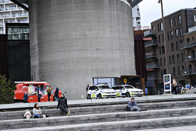 Politi patruljerer mens Koebenhavnerne nyder foraarssolen ved Göteborg Plads og Sandkaj i Nordhavnen i Koebenhavn soendag den 26. april 2020. Der er forsamlingsforbud paa over ti personer paa grund af faren for smitte med coronavirus - covid-19.. , Copenhagen Denmark Copyright: PhilipxDavali PhilipxDavalix COP107 spdk20200426-175120-L