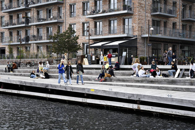 Koebenhavnerne nyder foraarssolen ved Göteborg Plads og Sandkaj i Nordhavnen i Koebenhavn soendag den 26. april 2020. Der er forsamlingsforbud paa over ti personer paa grund af faren for smitte med coronavirus - covid-19. ** OBS billedet et optaget med et teleobjektiv og afstanden mellem personer paa billedet kan opfattes mindre en den reelt er.**.. , Copenhagen Denmark Copyright: PhilipxDavali PhilipxDavalix COP107 spdk20200426-175125-L