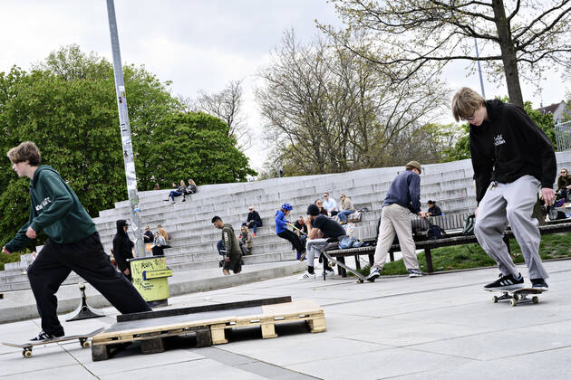 Koebenhavnerne nyder foraarssolen paa Israels Plads i Koebenhavn soendag den 26. april 2020. Der er forsamlingsforbud paa over ti personer paa grund af faren for smitte med coronavirus - covid-19. ** OBS billedet et optaget med et teleobjektiv og afstanden mellem personer paa billedet kan opfattes mindre en den reelt er.**.. , Copenhagen Denmark Copyright: PhilipxDavali PhilipxDavalix COP107 spdk20200426-175132-L