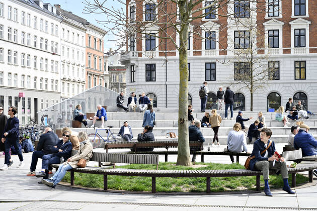 Koebenhavnerne nyder foraarssolen paa Israels Plads i Koebenhavn soendag den 26. april 2020. Der er forsamlingsforbud paa over ti personer paa grund af faren for smitte med coronavirus - covid-19. ** OBS billedet et optaget med et teleobjektiv og afstanden mellem personer paa billedet kan opfattes mindre en den reelt er.**.. , Copenhagen Denmark Copyright: PhilipxDavali PhilipxDavalix COP107 spdk20200426-175144-L
