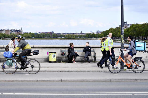 Politi patruljerer mens Koebenhavnerne nyder foraarssolen paa Dronning Louises Bro i Koebenhavn soendag den 26. april 2020. Der er forsamlingsforbud paa over ti personer paa grund af faren for smitte med coronavirus - covid-19.. , Copenhagen Denmark Copyright: PhilipxDavali PhilipxDavalix COP107 spdk20200426-175211-L