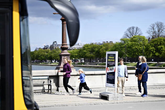 Koebenhavnerne nyder foraarssolen paa Dronning Louises Bro i Koebenhavn soendag den 26. april 2020. Der er forsamlingsforbud paa over ti personer paa grund af faren for smitte med coronavirus - covid-19.. , Copenhagen Denmark Copyright: PhilipxDavali PhilipxDavalix COP107 spdk20200426-175223-L
