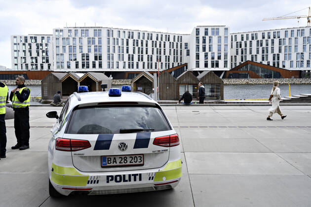 Politi patruljerer mens Koebenhavnerne nyder foraarssolen ved Göteborg Plads og Sandkaj i Nordhavnen i Koebenhavn soendag den 26. april 2020. Der er forsamlingsforbud paa over ti personer paa grund af faren for smitte med coronavirus - covid-19.. , Copenhagen Denmark Copyright: PhilipxDavali PhilipxDavalix COP107 spdk20200426-175235-L