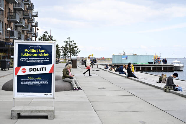 Koebenhavnerne nyder foraarssolen ved Göteborg Plads og Sandkaj i Nordhavnen i Koebenhavn soendag den 26. april 2020. Der er forsamlingsforbud paa over ti personer paa grund af faren for smitte med coronavirus - covid-19. ** OBS billedet et optaget med et teleobjektiv og afstanden mellem personer paa billedet kan opfattes mindre en den reelt er.**.. , Copenhagen Denmark Copyright: PhilipxDavali PhilipxDavalix COP107 spdk20200426-175239-L