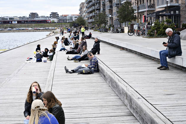 Koebenhavnerne nyder foraarssolen ved Göteborg Plads og Sandkaj i Nordhavnen i Koebenhavn soendag den 26. april 2020. Der er forsamlingsforbud paa over ti personer paa grund af faren for smitte med coronavirus - covid-19. ** OBS billedet et optaget med et teleobjektiv og afstanden mellem personer paa billedet kan opfattes mindre en den reelt er.**.. , Copenhagen Denmark Copyright: PhilipxDavali PhilipxDavalix COP107 spdk20200426-175329-L