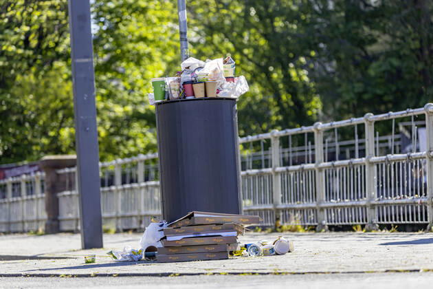 DEU, Deutschland, Baden-Württemberg, Esslingen, 26.04.2020: Take-away statt Restaurantbesuch. Der Außer-Haus-Verkauf während der Corona-Krise lässt die Müllberge in den Städten wachsen.
