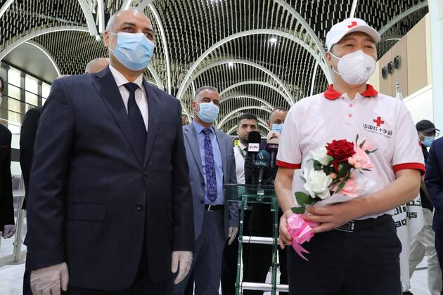 (200426) -- BAGHDAD, April 26, 2020 (Xinhua) -- Iraqi Minister of Transport Abdullah Luaibi (L) presents a bouquet to Tao Zhongquan, head of the Chinese medical team, at the Baghdad International Airport in Baghdad, Iraq, April 26, 2020. A Chinese team of medical experts had left Baghdad on Sunday, heading to China after 50 days of hard work of supporting the Iraqi health system to contain the COVID-19 epidemic. (Xinhua) IRAQ-BAGHDAD-COVID-19-CHINESE EXPERTS 