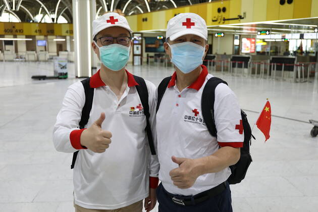 (200426) -- BAGHDAD, April 26, 2020 (Xinhua) -- Chinese medical experts Han Mengjie (R) and Xu Yonghao pose for photos before heading back to China at the Baghdad International Airport in Baghdad, Iraq, April 26, 2020. A Chinese team of medical experts had left Baghdad on Sunday, heading to China after 50 days of hard work of supporting the Iraqi health system to contain the COVID-19 epidemic. (Xinhua) IRAQ-BAGHDAD-COVID-19-CHINESE EXPERTS 