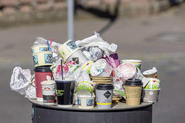 DEU, Deutschland, Baden-Württemberg, Esslingen, 26.04.2020: Take-away statt Restaurantbesuch. Der Außer-Haus-Verkauf während der Corona-Krise lässt die Müllberge in den Städten wachsen.