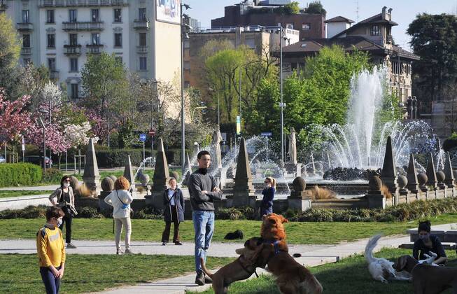 foto ipp- clemente marmorino- milano 26 04 2020- coronavirus - lockdown -piazza 6 febbraio fiera citylife affollata nonostante il divieto di uscire - famiglie con figli coronavirus - lockdown -piazza 6  0