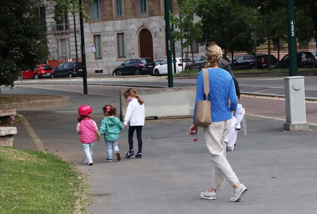 foto ipp- clemente marmorino- milano 26 04 2020- coronavirus - lockdown -zona castello divieto di uscire - mamma con figli coronavirus - lockdown -zona cas  0