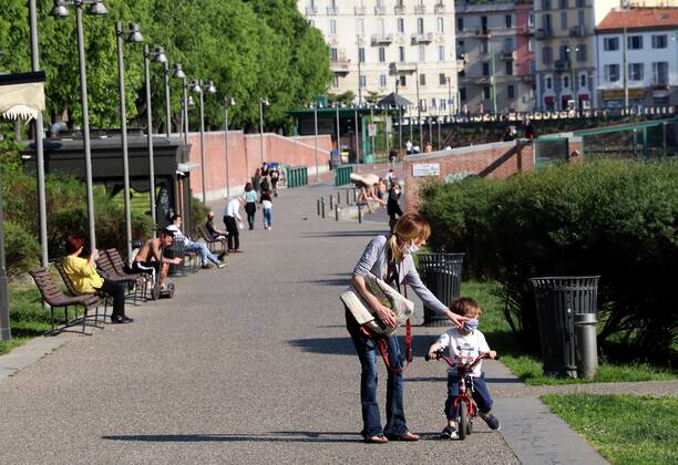 foto ipp- clemente marmorino- milano 26 04 2020- coronavirus - lockdown -naviglio darsena affollata nonostante il divieto di uscire - famiglie con figli coronavirus - lockdown -naviglio  0