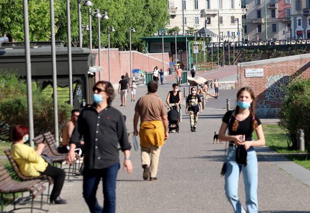 foto ipp- clemente marmorino- milano 26 04 2020- coronavirus - lockdown -naviglio darsena affollata nonostante il divieto di uscire - famiglie con figli coronavirus - lockdown -naviglio  0