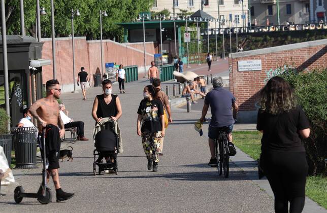foto ipp- clemente marmorino- milano 26 04 2020- coronavirus - lockdown -naviglio darsena affollata nonostante il divieto di uscire - famiglie con figli coronavirus - lockdown -naviglio  0