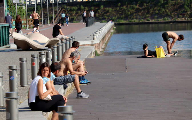 foto ipp- clemente marmorino- milano 26 04 2020- coronavirus - lockdown -naviglio darsena affollata nonostante il divieto di uscire - famiglie con figli coronavirus - lockdown -naviglio  0